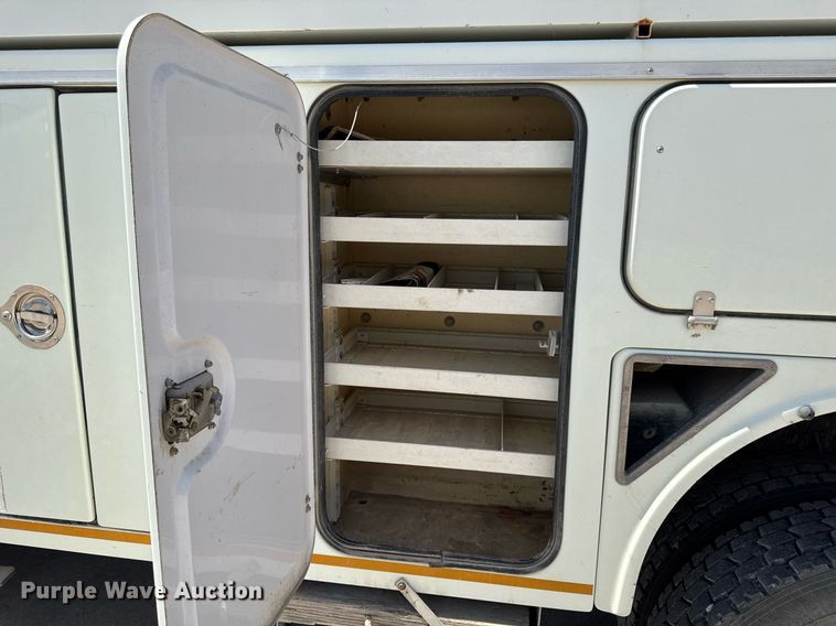 image for item DV2621 2013 International 7400 bucket truck