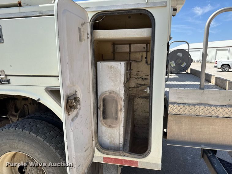 image for item DV2621 2013 International 7400 bucket truck