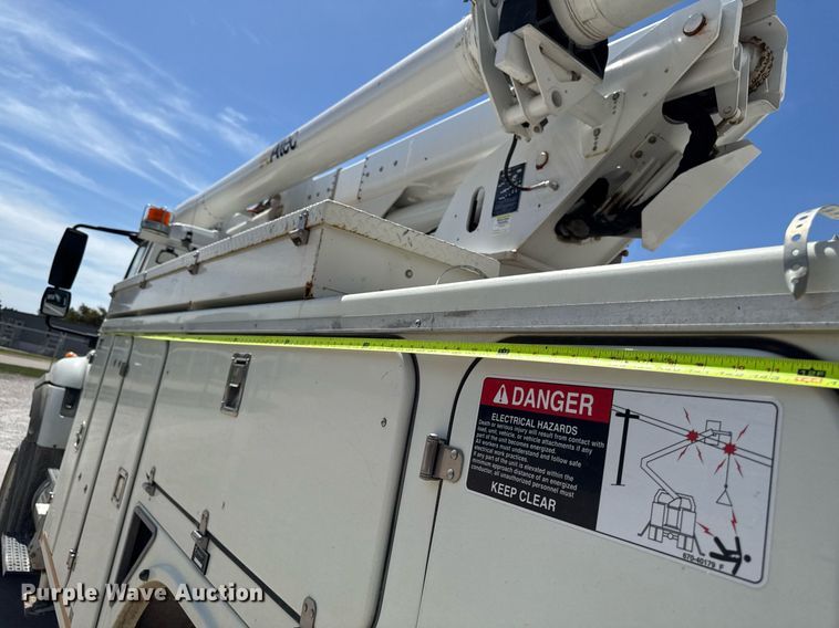 image for item DV2621 2013 International 7400 bucket truck