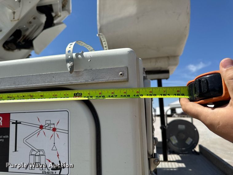 image for item DV2621 2013 International 7400 bucket truck