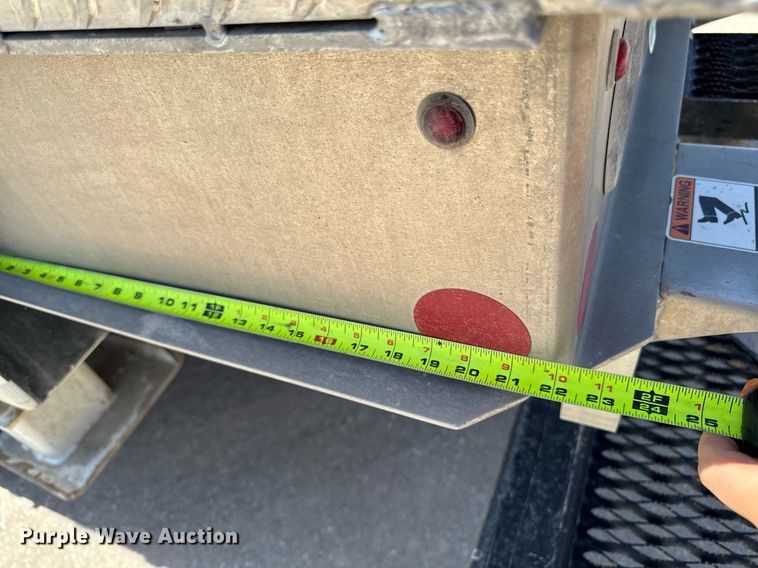 image for item DV2621 2013 International 7400 bucket truck