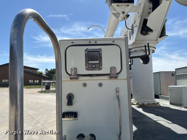 image for item DV2621 2013 International 7400 bucket truck