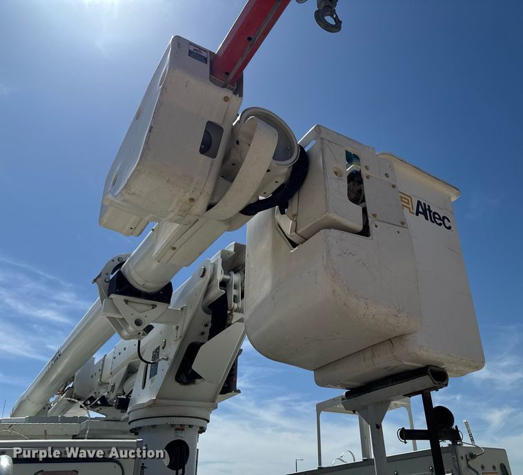 image for item DV2621 2013 International 7400 bucket truck
