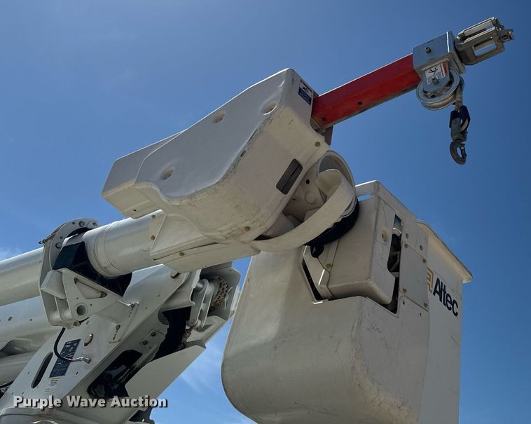 image for item DV2621 2013 International 7400 bucket truck