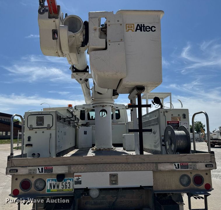 image for item DV2621 2013 International 7400 bucket truck