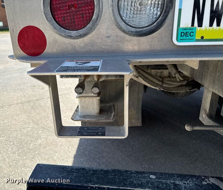 image for item DV2621 2013 International 7400 bucket truck