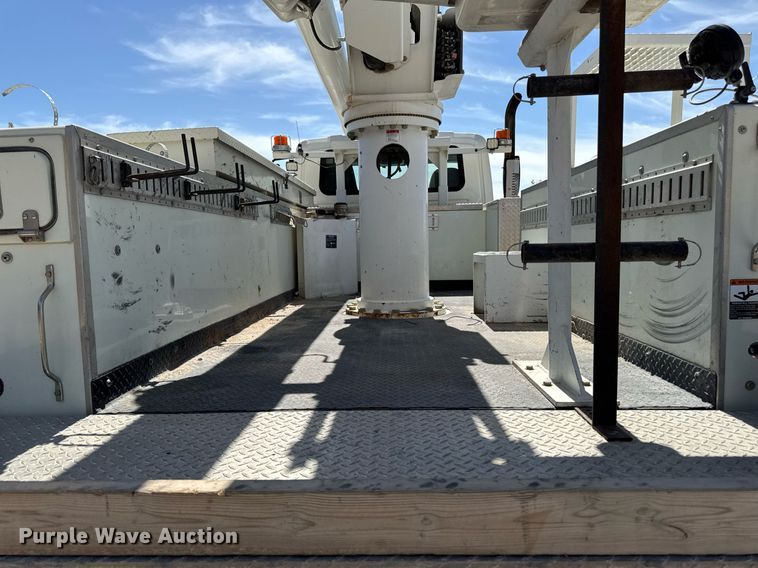 image for item DV2621 2013 International 7400 bucket truck