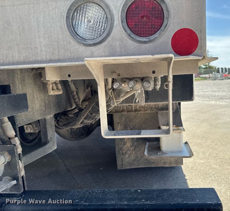 image for item DV2621 2013 International 7400 bucket truck