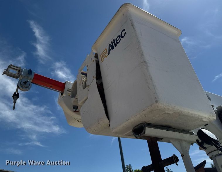 image for item DV2621 2013 International 7400 bucket truck