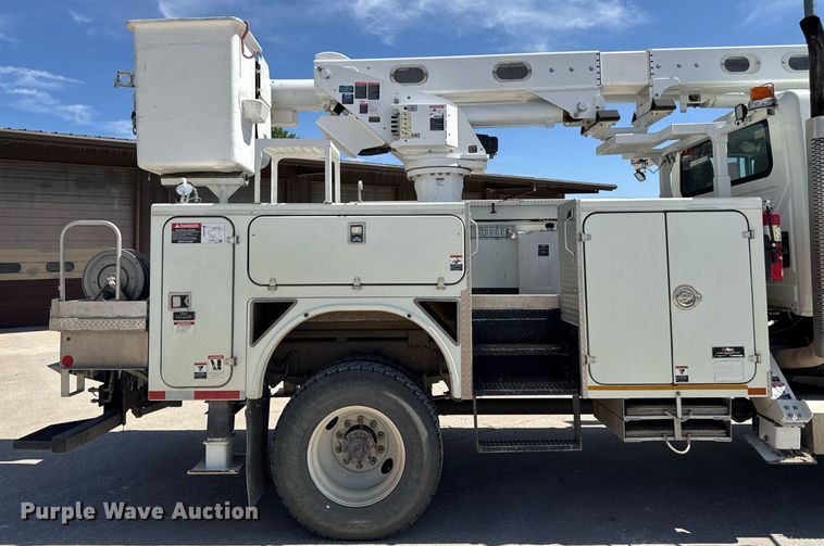 image for item DV2621 2013 International 7400 bucket truck