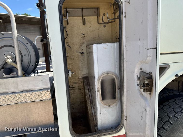 image for item DV2621 2013 International 7400 bucket truck