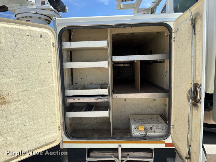 image for item DV2621 2013 International 7400 bucket truck