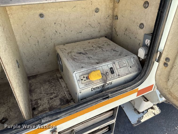 image for item DV2621 2013 International 7400 bucket truck