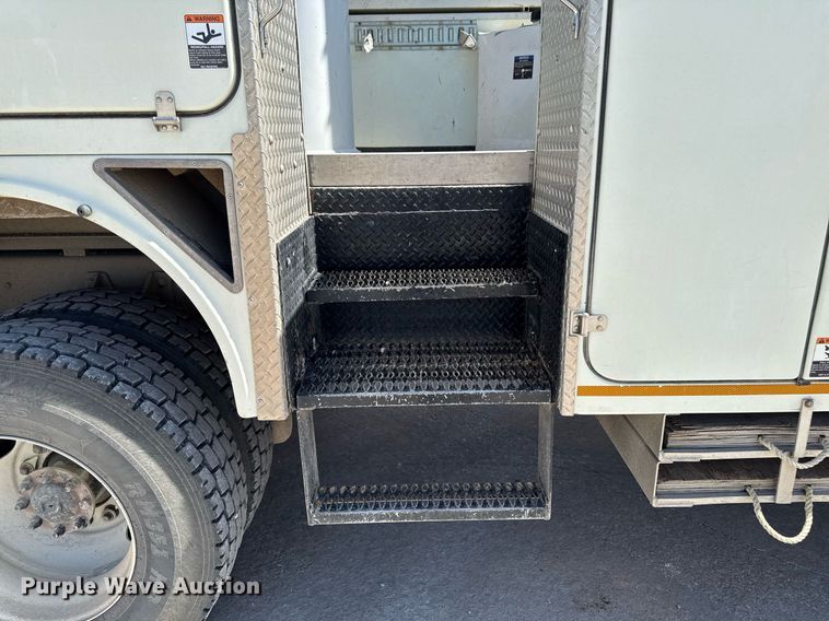 image for item DV2621 2013 International 7400 bucket truck