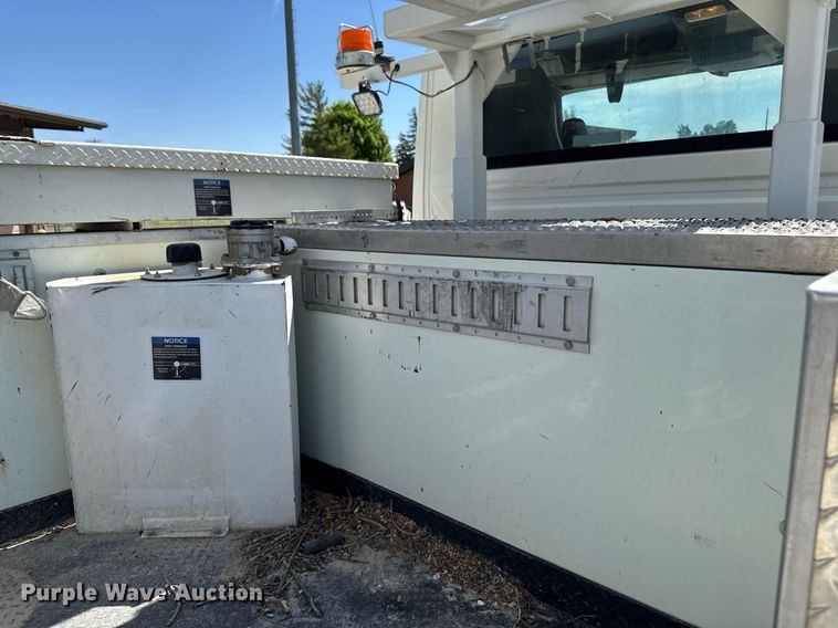 image for item DV2621 2013 International 7400 bucket truck