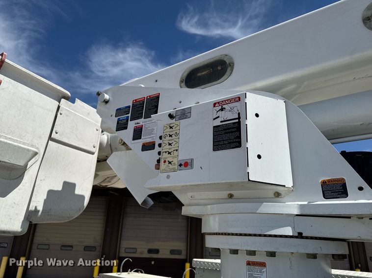 image for item DV2621 2013 International 7400 bucket truck