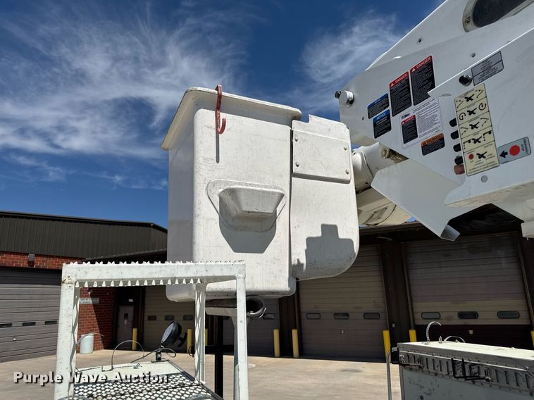 image for item DV2621 2013 International 7400 bucket truck