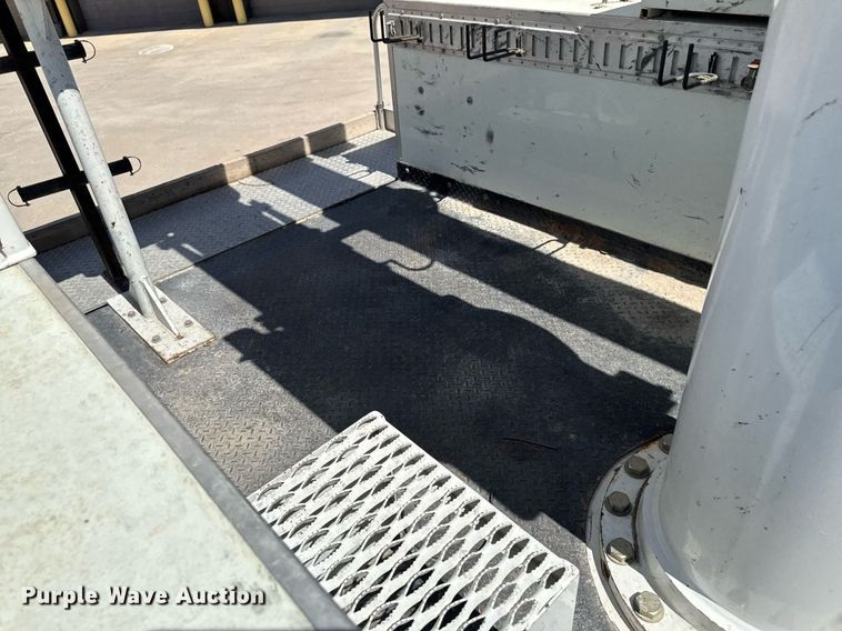 image for item DV2621 2013 International 7400 bucket truck