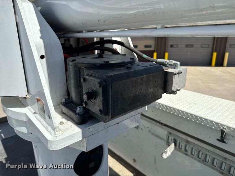 image for item DV2621 2013 International 7400 bucket truck