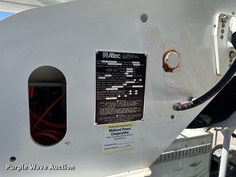 image for item DV2621 2013 International 7400 bucket truck