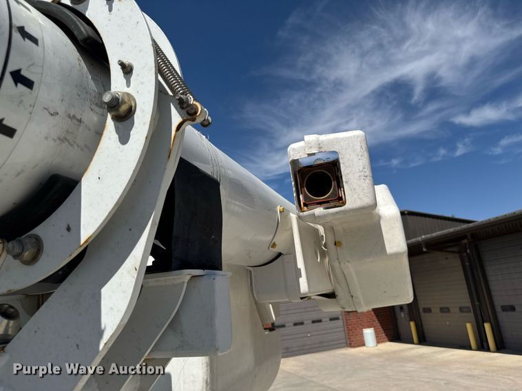 image for item DV2621 2013 International 7400 bucket truck