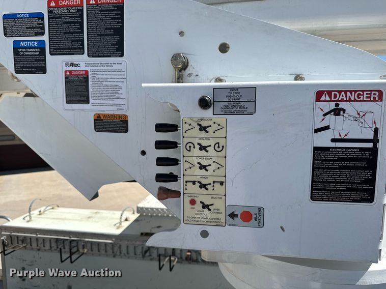 image for item DV2621 2013 International 7400 bucket truck