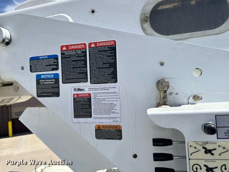 image for item DV2621 2013 International 7400 bucket truck