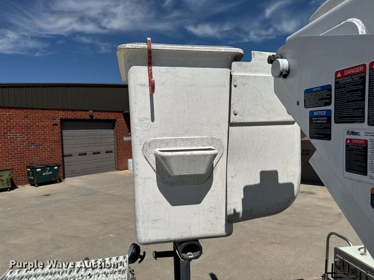 image for item DV2621 2013 International 7400 bucket truck