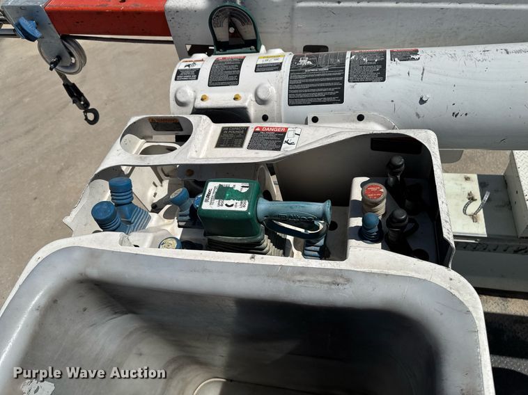 image for item DV2621 2013 International 7400 bucket truck