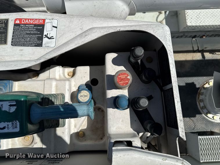 image for item DV2621 2013 International 7400 bucket truck