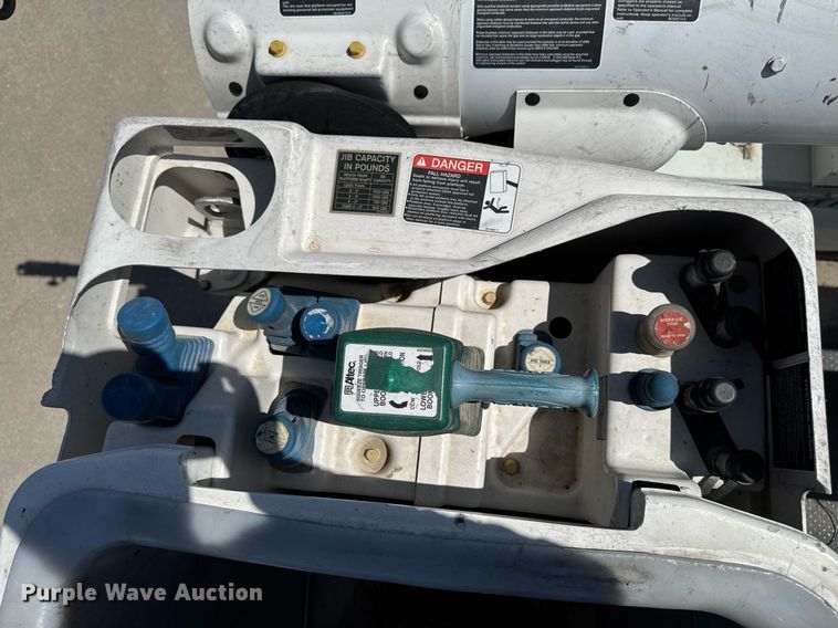 image for item DV2621 2013 International 7400 bucket truck