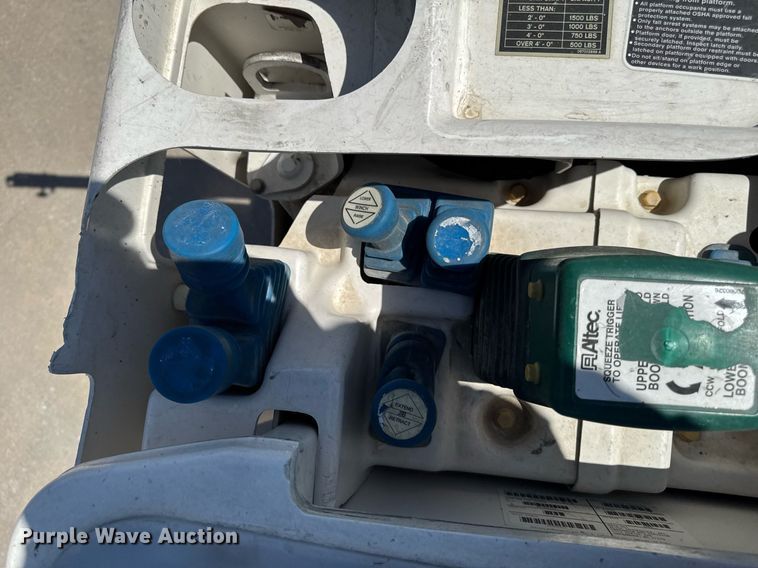 image for item DV2621 2013 International 7400 bucket truck