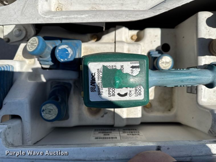 image for item DV2621 2013 International 7400 bucket truck