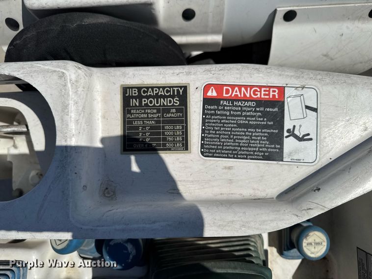 image for item DV2621 2013 International 7400 bucket truck