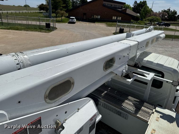 image for item DV2621 2013 International 7400 bucket truck