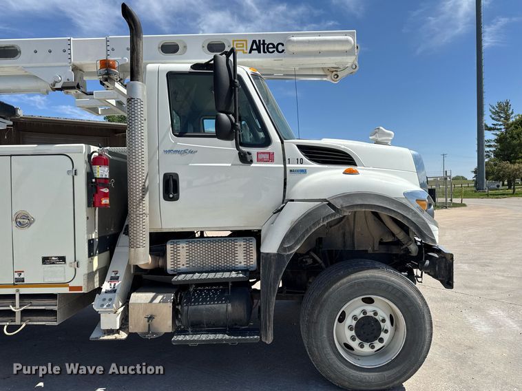 image for item DV2621 2013 International 7400 bucket truck