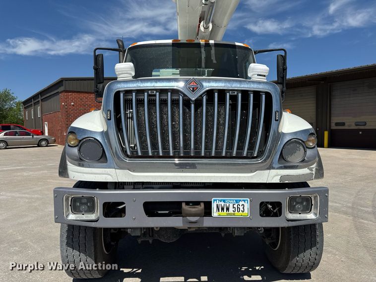 image for item DV2621 2013 International 7400 bucket truck