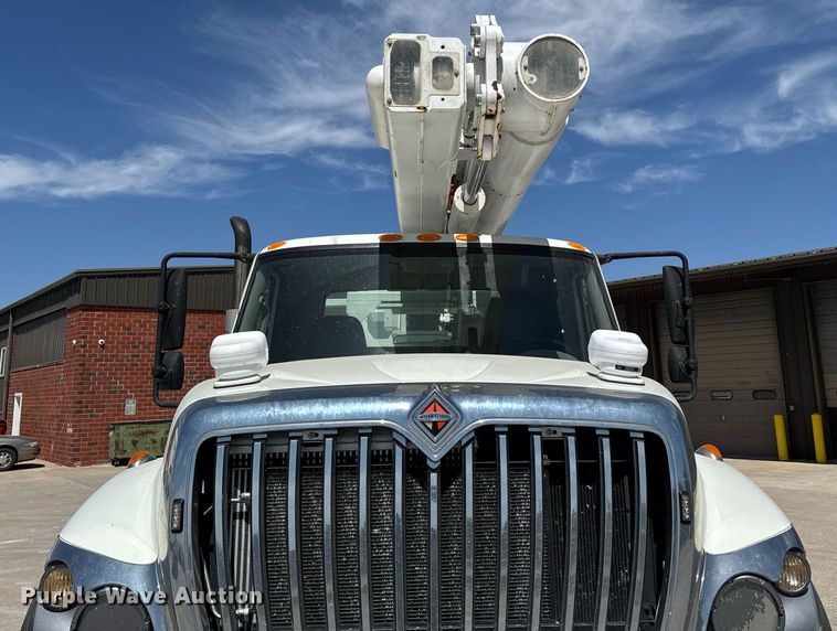 image for item DV2621 2013 International 7400 bucket truck