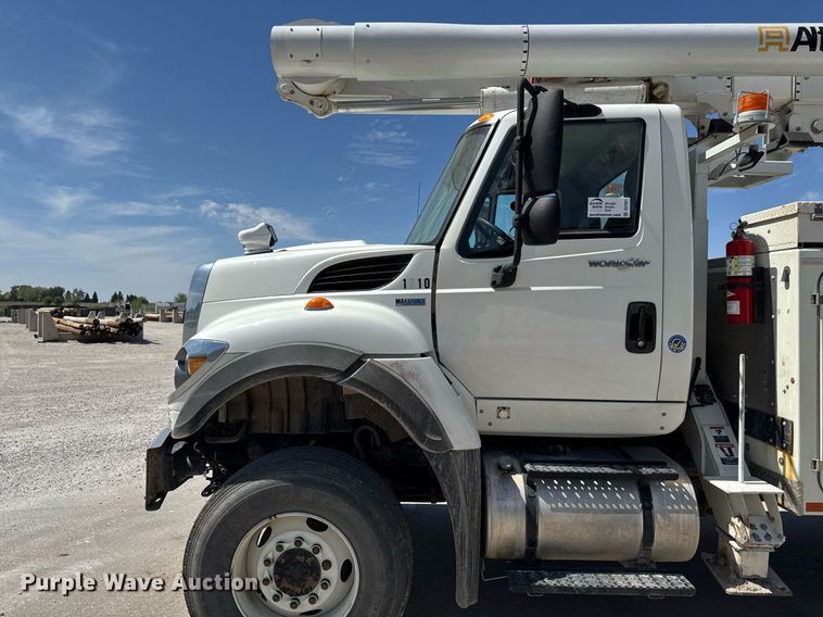image for item DV2621 2013 International 7400 bucket truck
