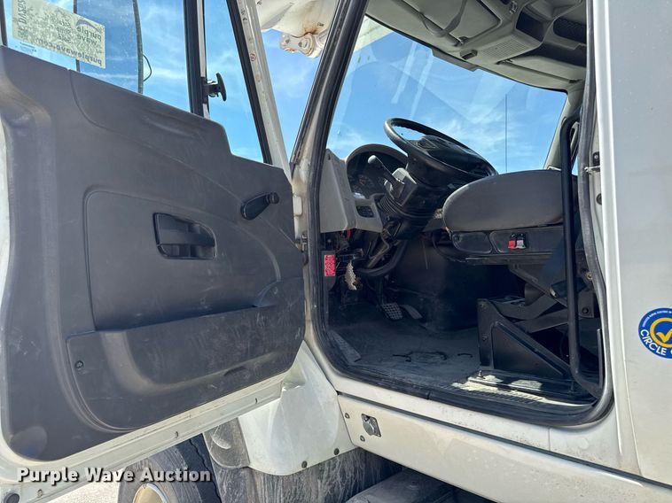 image for item DV2621 2013 International 7400 bucket truck