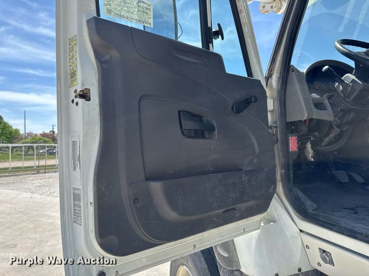 image for item DV2621 2013 International 7400 bucket truck