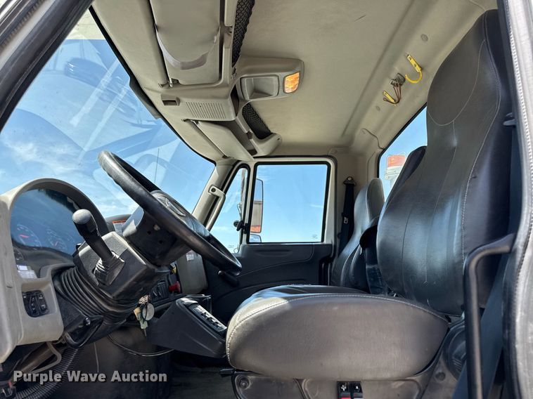 image for item DV2621 2013 International 7400 bucket truck