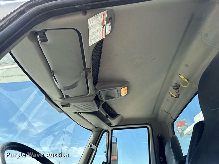 image for item DV2621 2013 International 7400 bucket truck