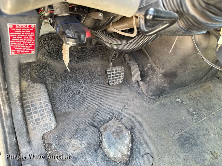 image for item DV2621 2013 International 7400 bucket truck