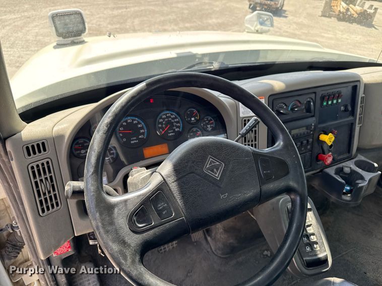 image for item DV2621 2013 International 7400 bucket truck