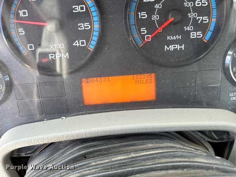 image for item DV2621 2013 International 7400 bucket truck