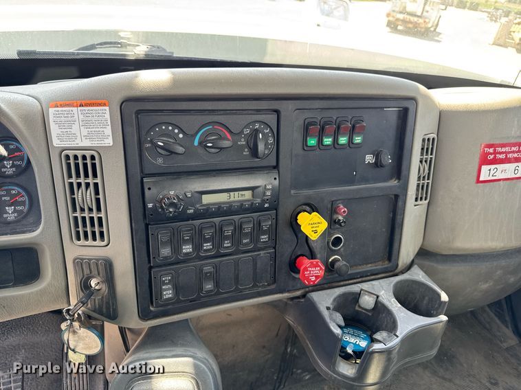 image for item DV2621 2013 International 7400 bucket truck