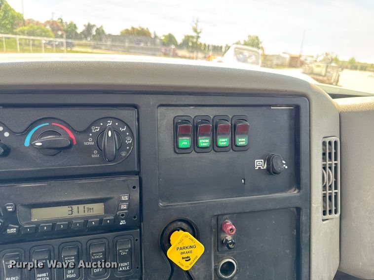 image for item DV2621 2013 International 7400 bucket truck