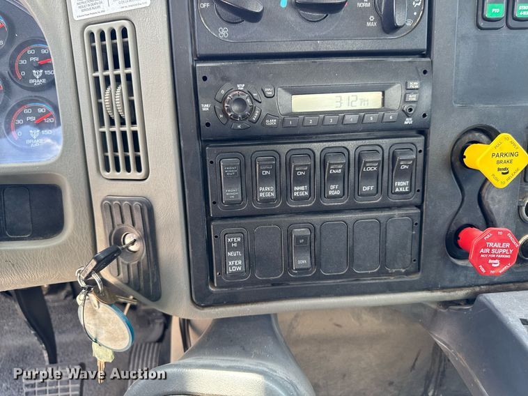 image for item DV2621 2013 International 7400 bucket truck