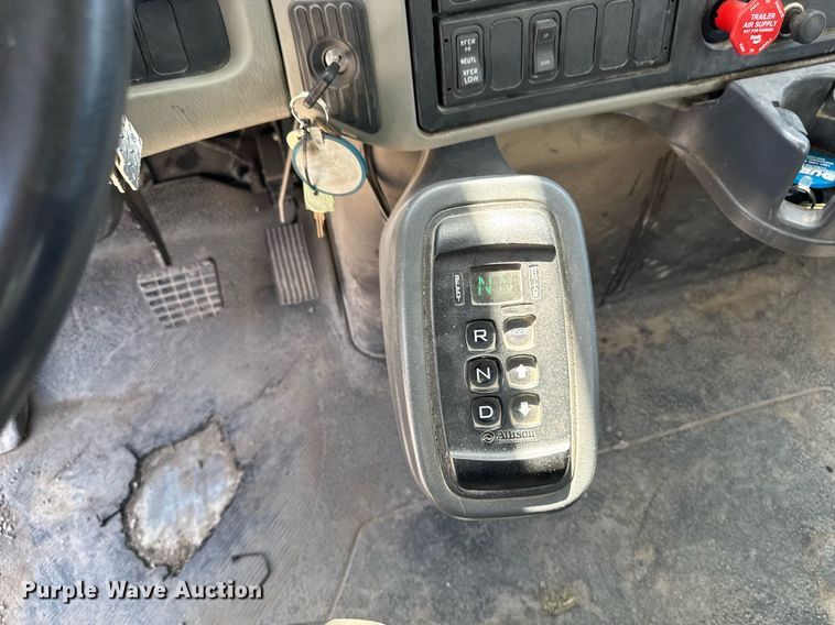 image for item DV2621 2013 International 7400 bucket truck